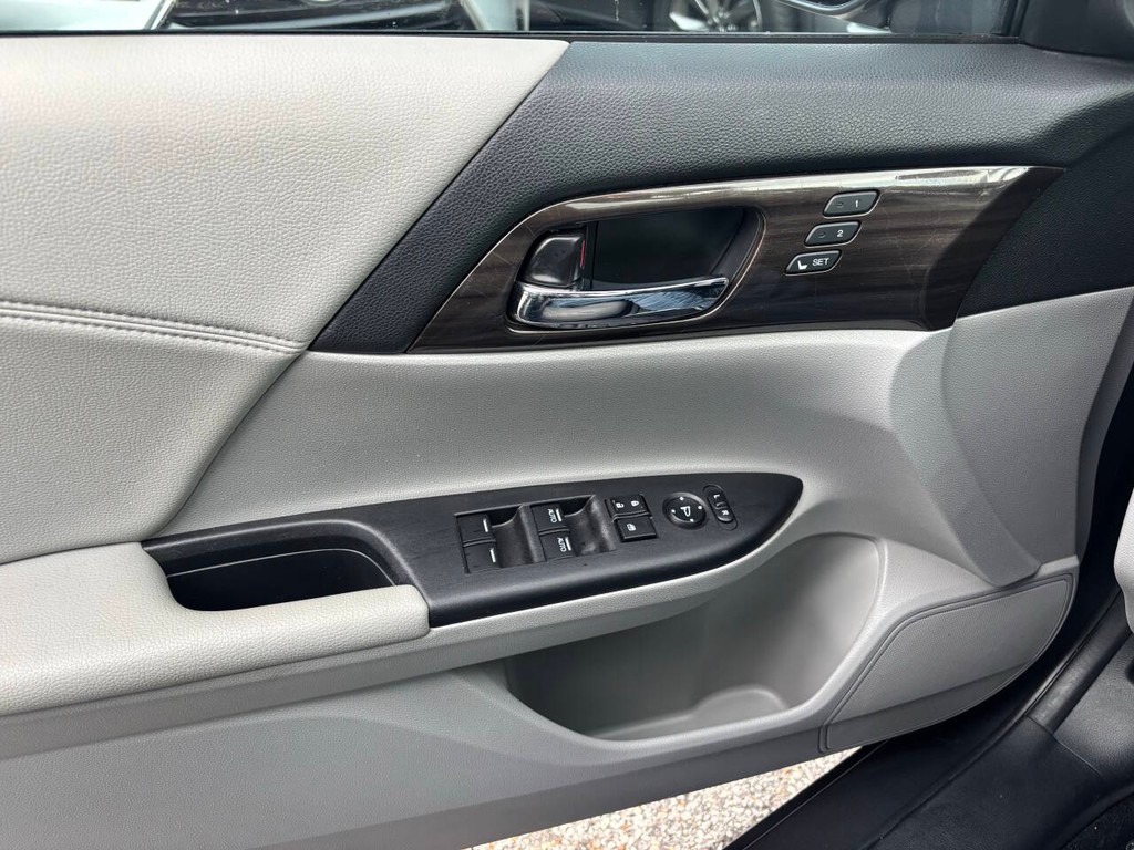 Honda Accord Vehicle Full-screen Gallery Image 27
