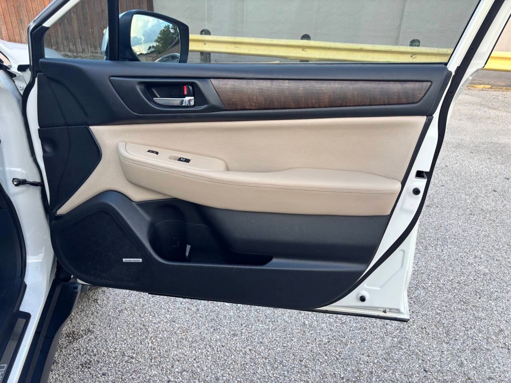 Subaru Outback Vehicle Full-screen Gallery Image 13