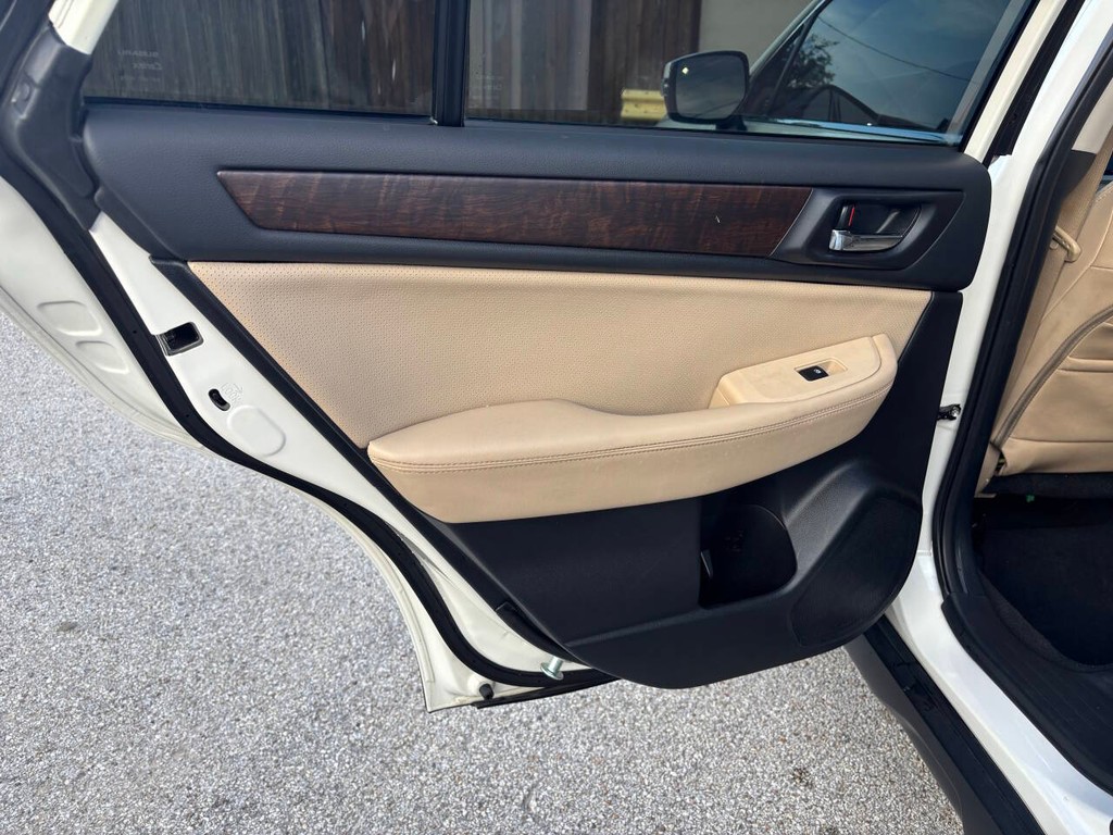 Subaru Outback Vehicle Full-screen Gallery Image 15