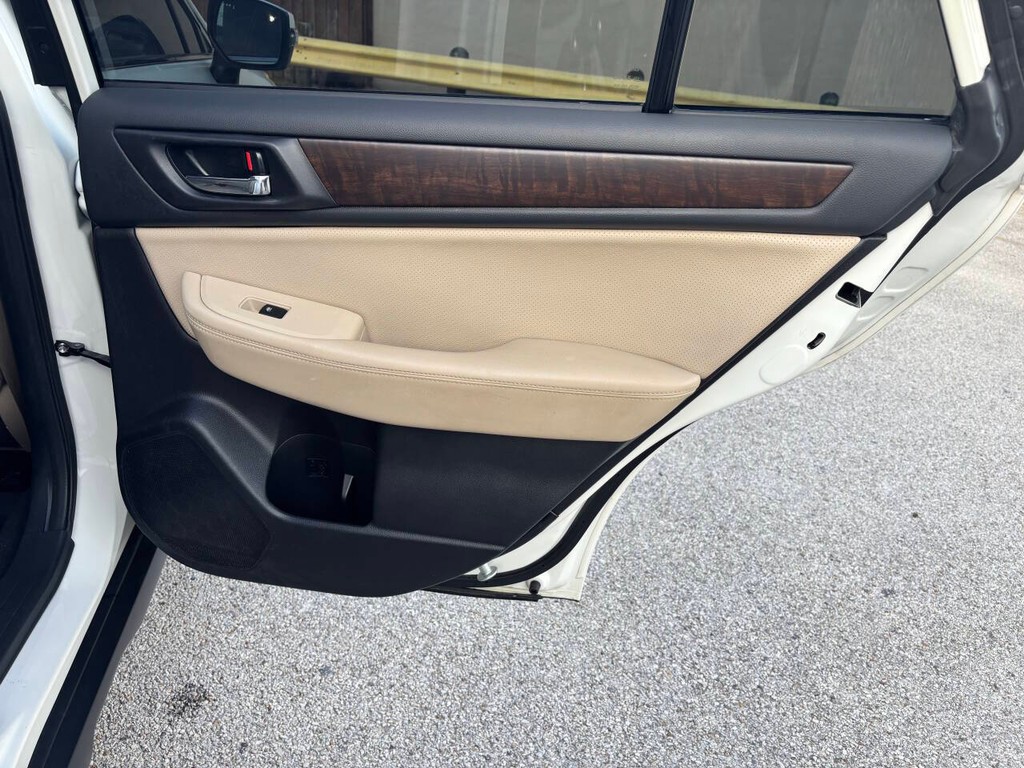 Subaru Outback Vehicle Full-screen Gallery Image 17