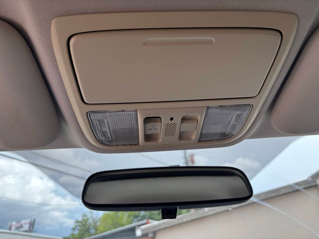 Honda CR-V Vehicle Full-screen Gallery Image 25