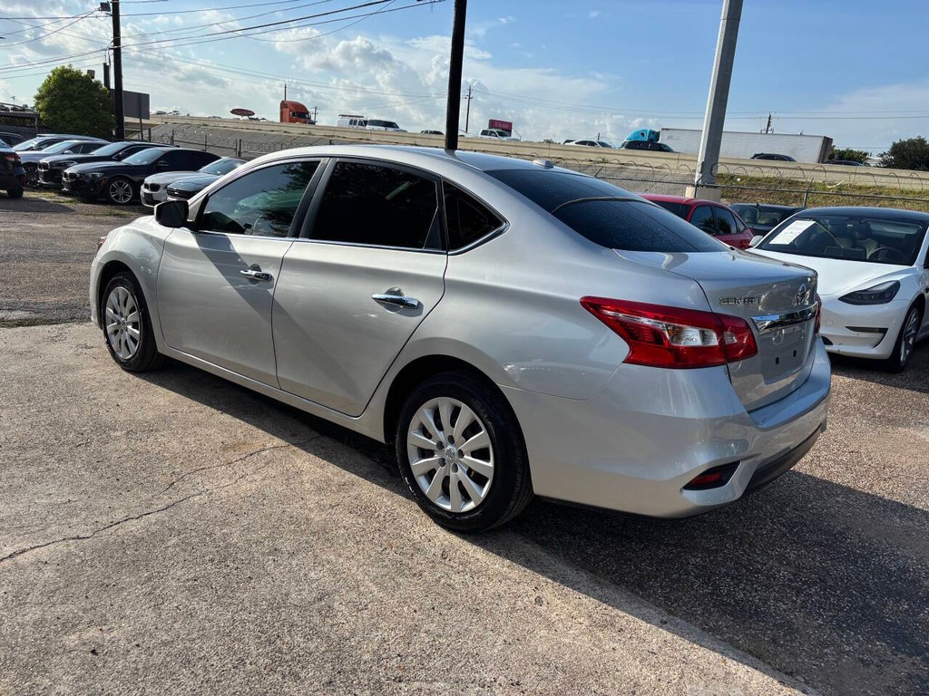Nissan Sentra Vehicle Full-screen Gallery Image 05