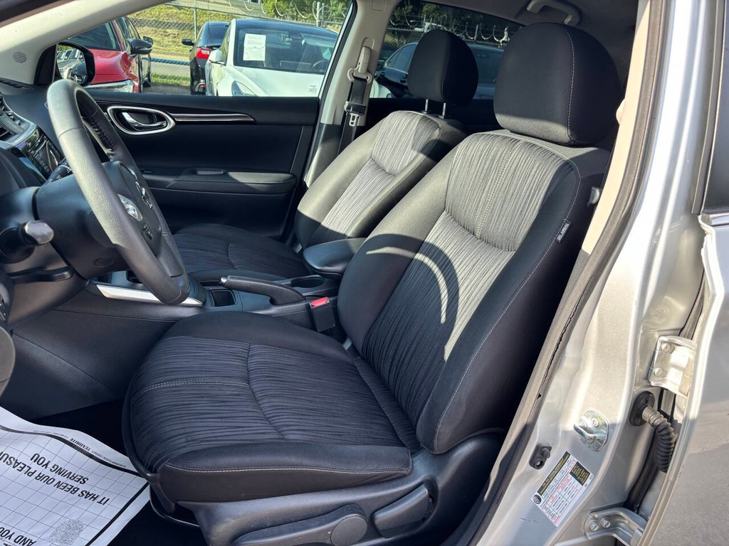 Nissan Sentra Vehicle Full-screen Gallery Image 09
