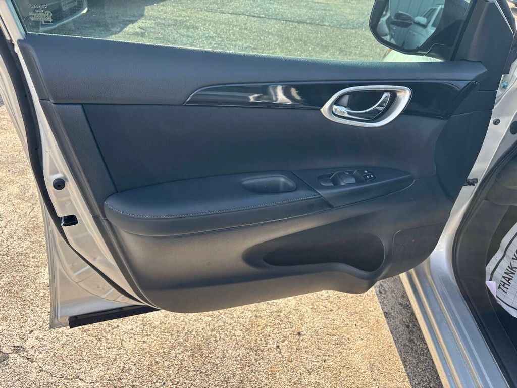 Nissan Sentra Vehicle Full-screen Gallery Image 10