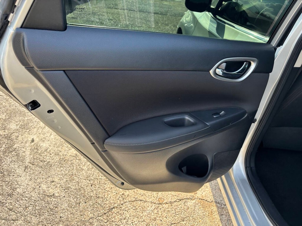 Nissan Sentra Vehicle Full-screen Gallery Image 15