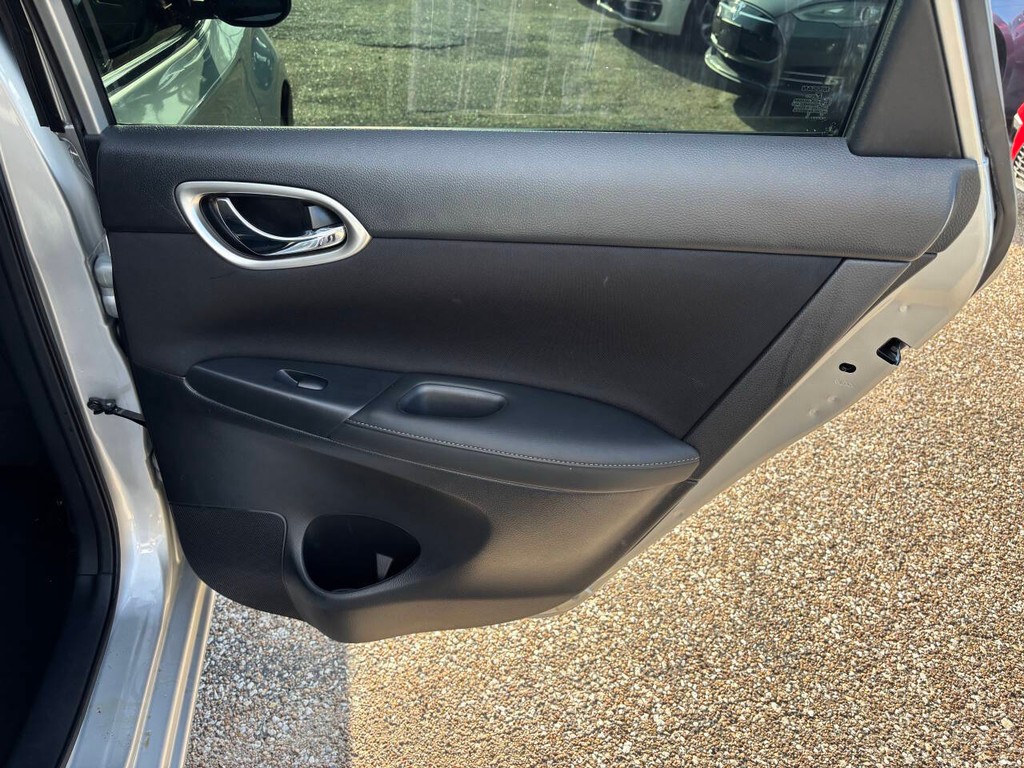 Nissan Sentra Vehicle Full-screen Gallery Image 17