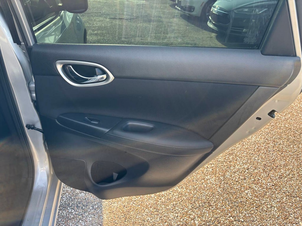 Nissan Sentra Vehicle Full-screen Gallery Image 18