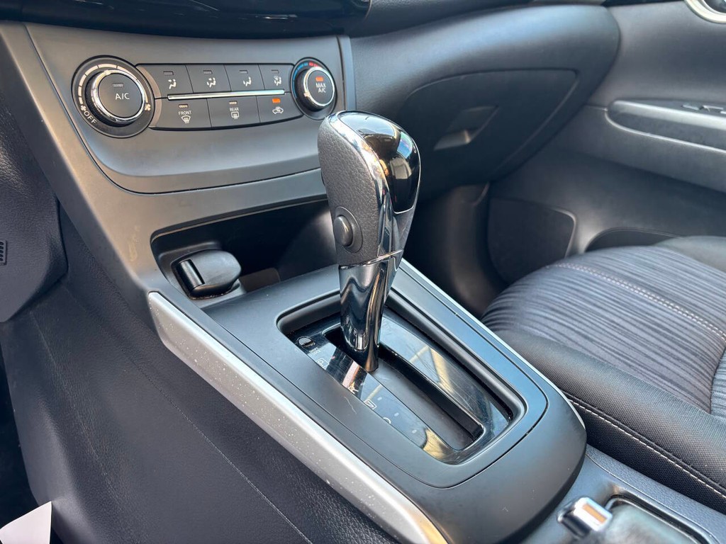 Nissan Sentra Vehicle Full-screen Gallery Image 23