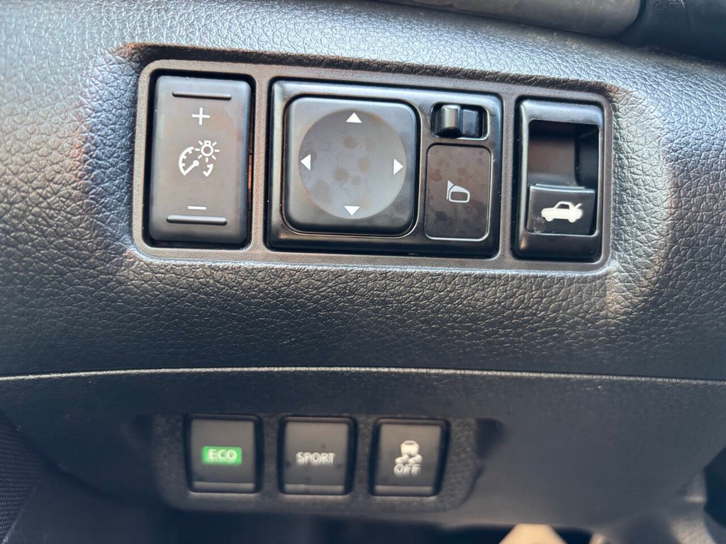 Nissan Sentra Vehicle Full-screen Gallery Image 28