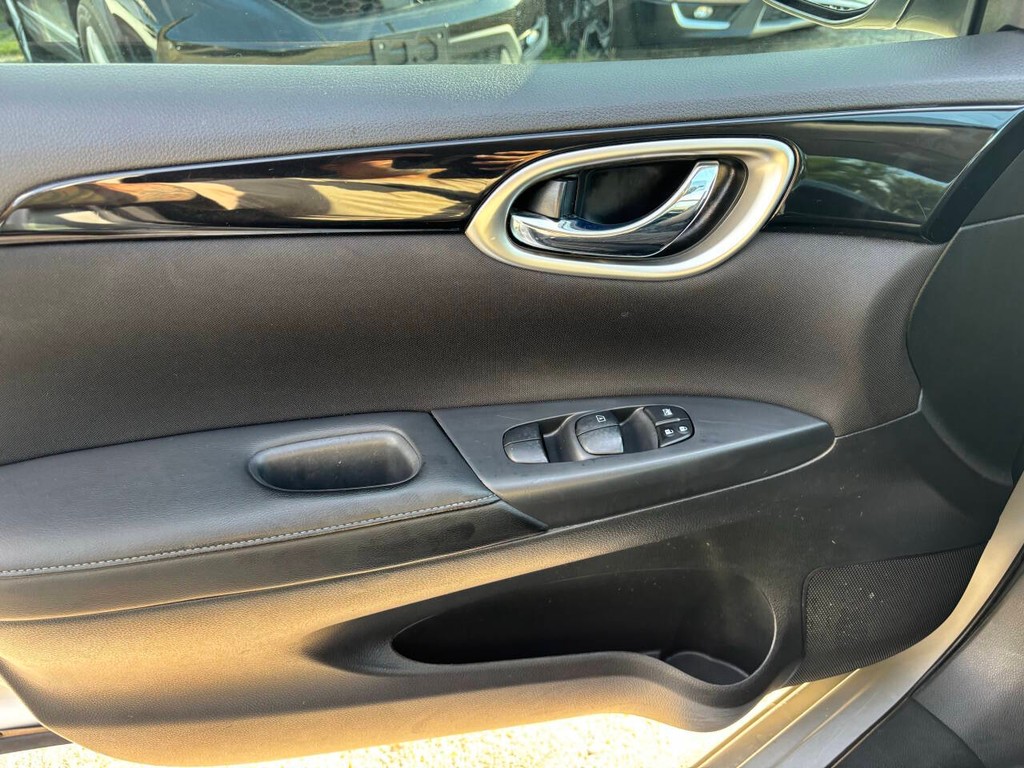 Nissan Sentra Vehicle Full-screen Gallery Image 29