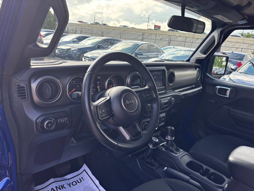 Jeep Wrangler Unlimited Vehicle Full-screen Gallery Image 08