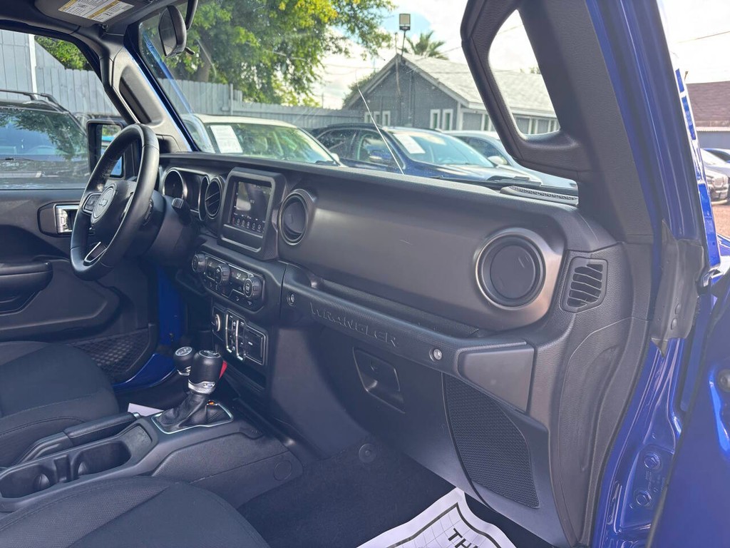 Jeep Wrangler Unlimited Vehicle Full-screen Gallery Image 11