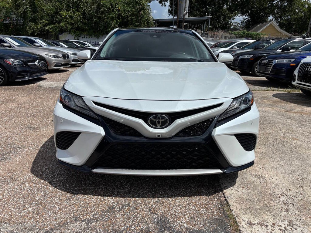 Toyota Camry Vehicle Full-screen Gallery Image 02