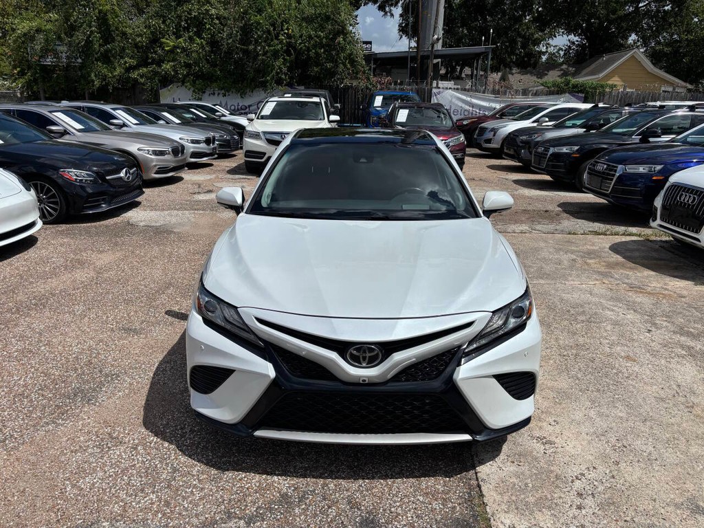 Toyota Camry Vehicle Full-screen Gallery Image 03