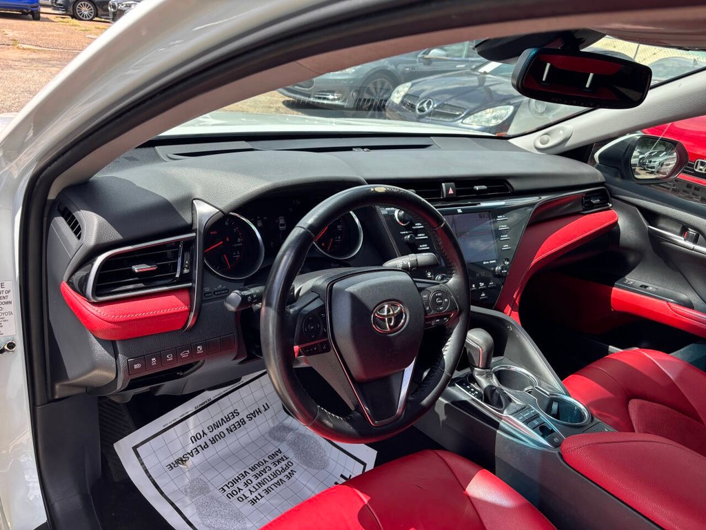 Toyota Camry Vehicle Full-screen Gallery Image 08