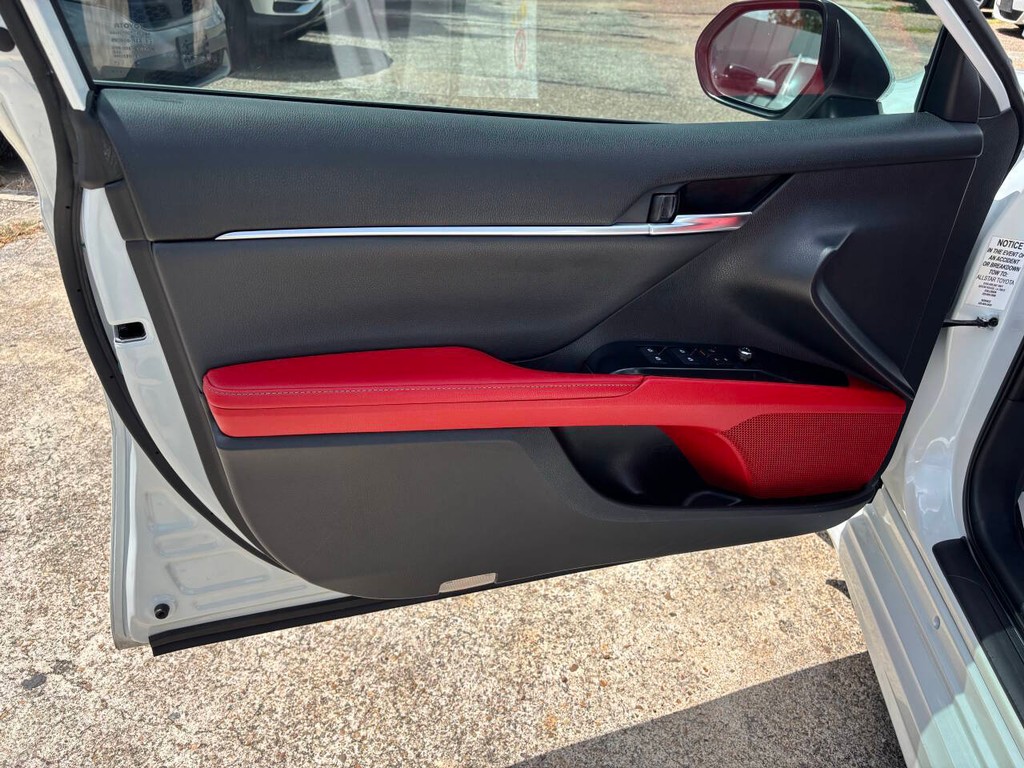 Toyota Camry Vehicle Full-screen Gallery Image 10