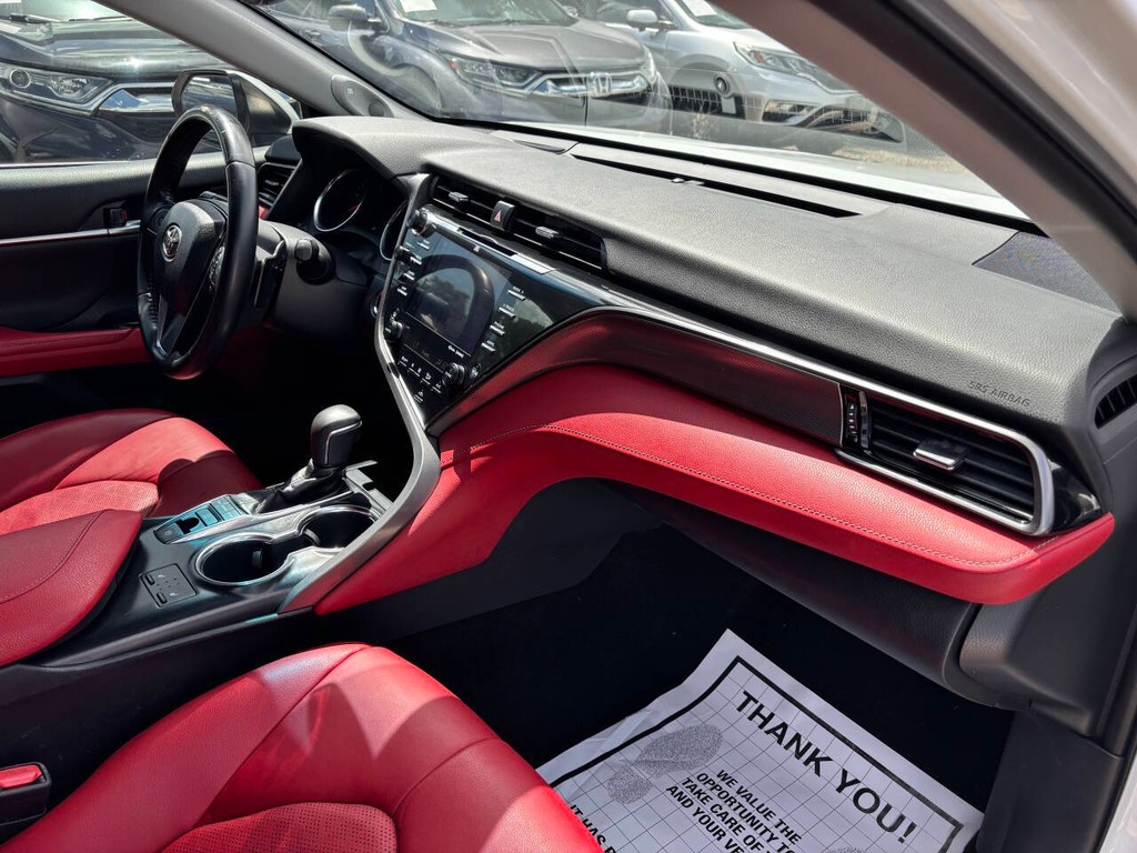 Toyota Camry Vehicle Full-screen Gallery Image 11