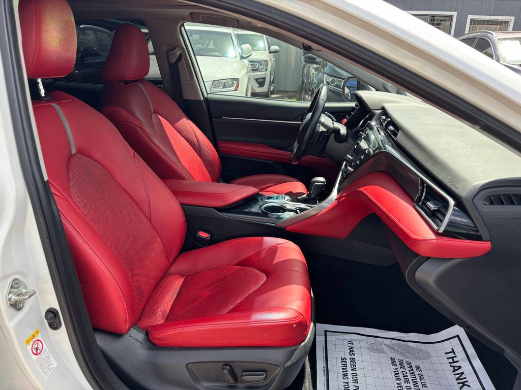 Toyota Camry Vehicle Full-screen Gallery Image 12