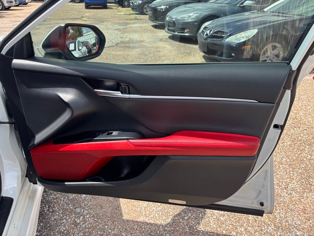 Toyota Camry Vehicle Full-screen Gallery Image 13