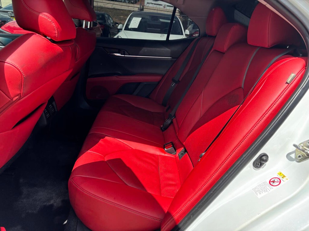 Toyota Camry Vehicle Full-screen Gallery Image 14