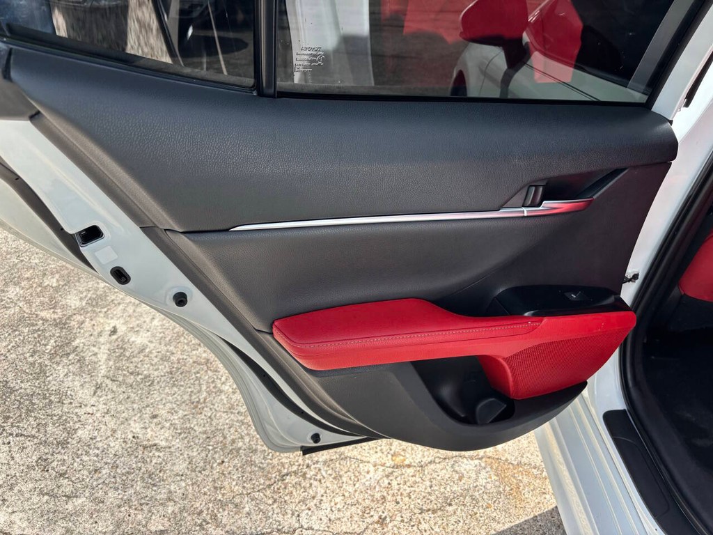 Toyota Camry Vehicle Full-screen Gallery Image 15