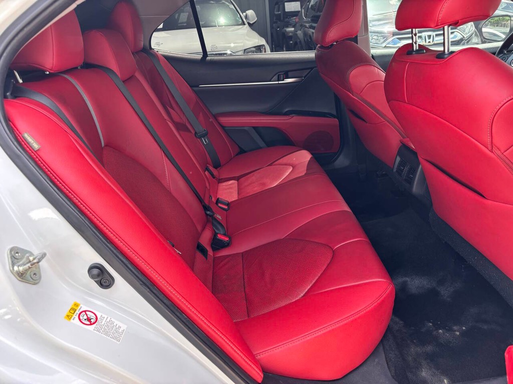 Toyota Camry Vehicle Full-screen Gallery Image 16