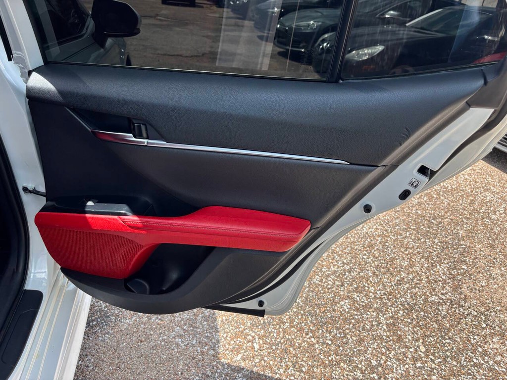 Toyota Camry Vehicle Full-screen Gallery Image 17