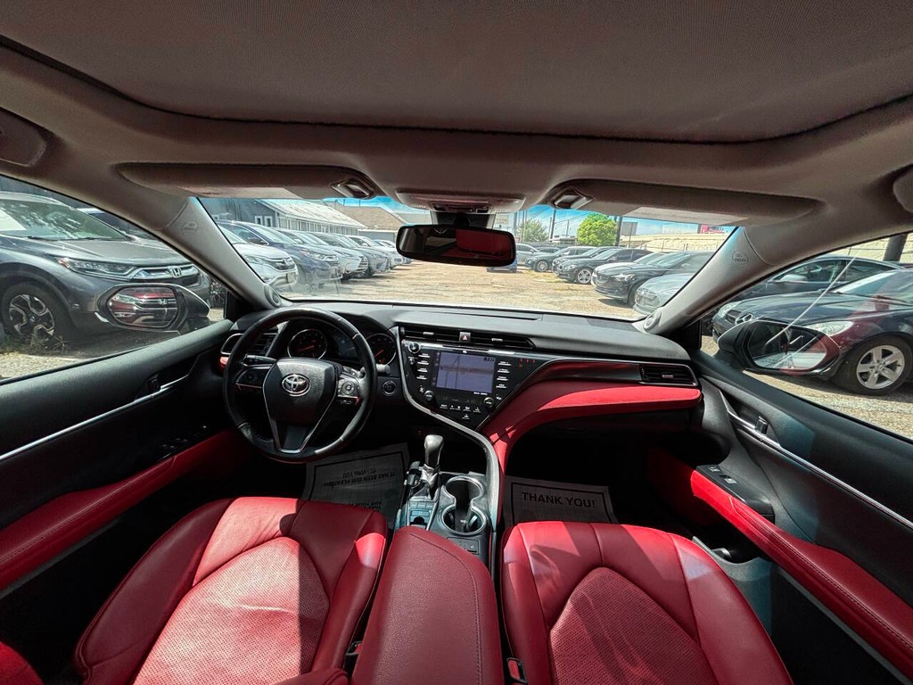 Toyota Camry Vehicle Full-screen Gallery Image 18