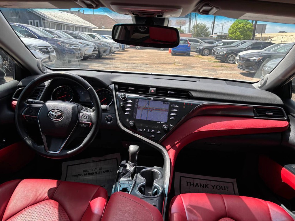 Toyota Camry Vehicle Full-screen Gallery Image 19