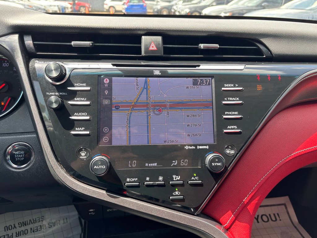 Toyota Camry Vehicle Full-screen Gallery Image 20