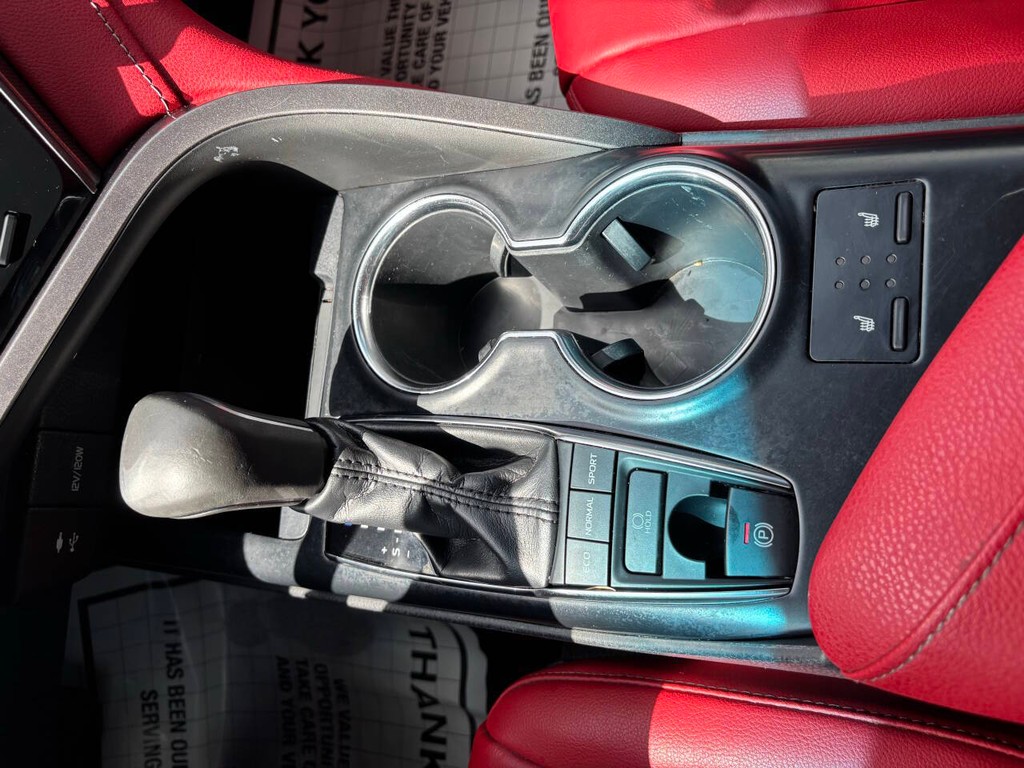 Toyota Camry Vehicle Full-screen Gallery Image 24