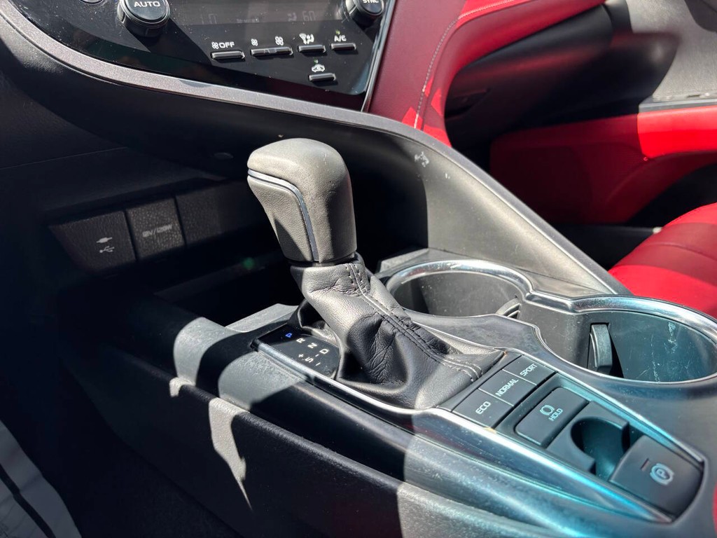 Toyota Camry Vehicle Full-screen Gallery Image 25