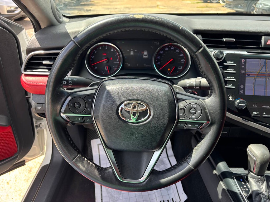 Toyota Camry Vehicle Full-screen Gallery Image 26