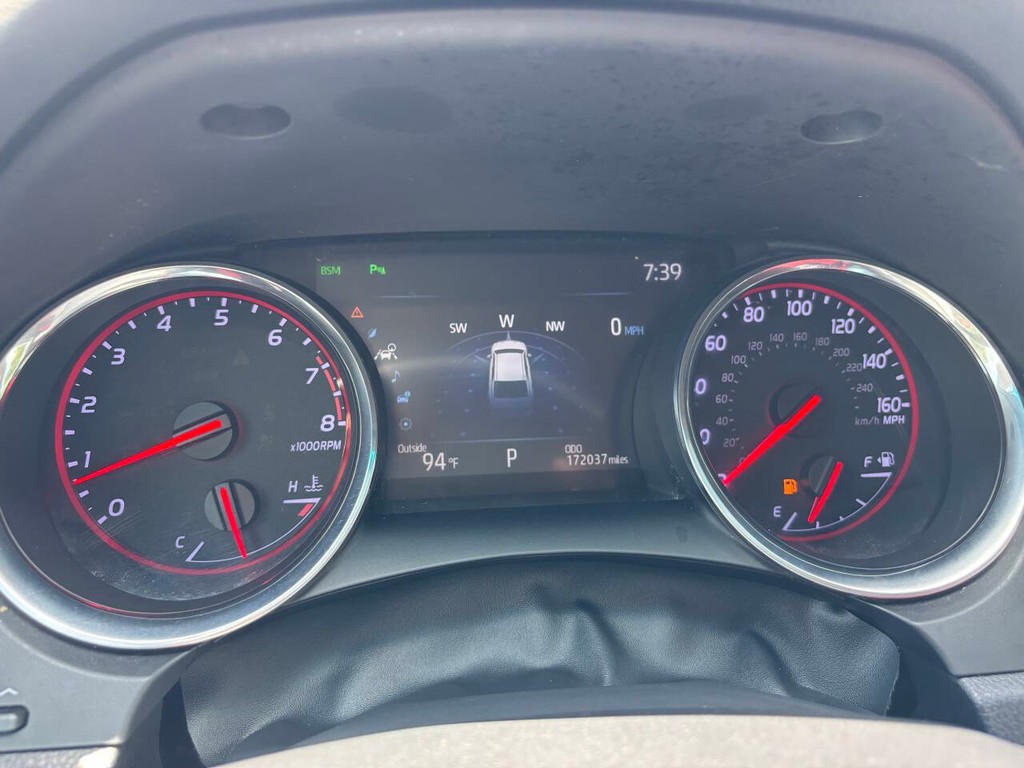 Toyota Camry Vehicle Full-screen Gallery Image 28