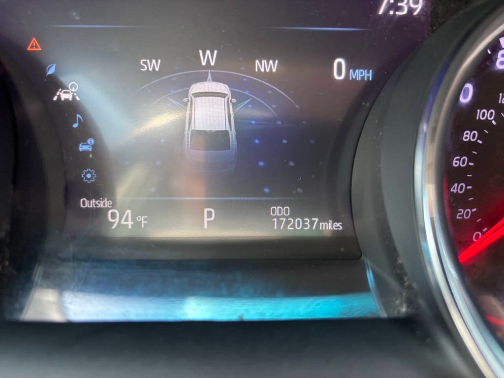 Toyota Camry Vehicle Full-screen Gallery Image 29