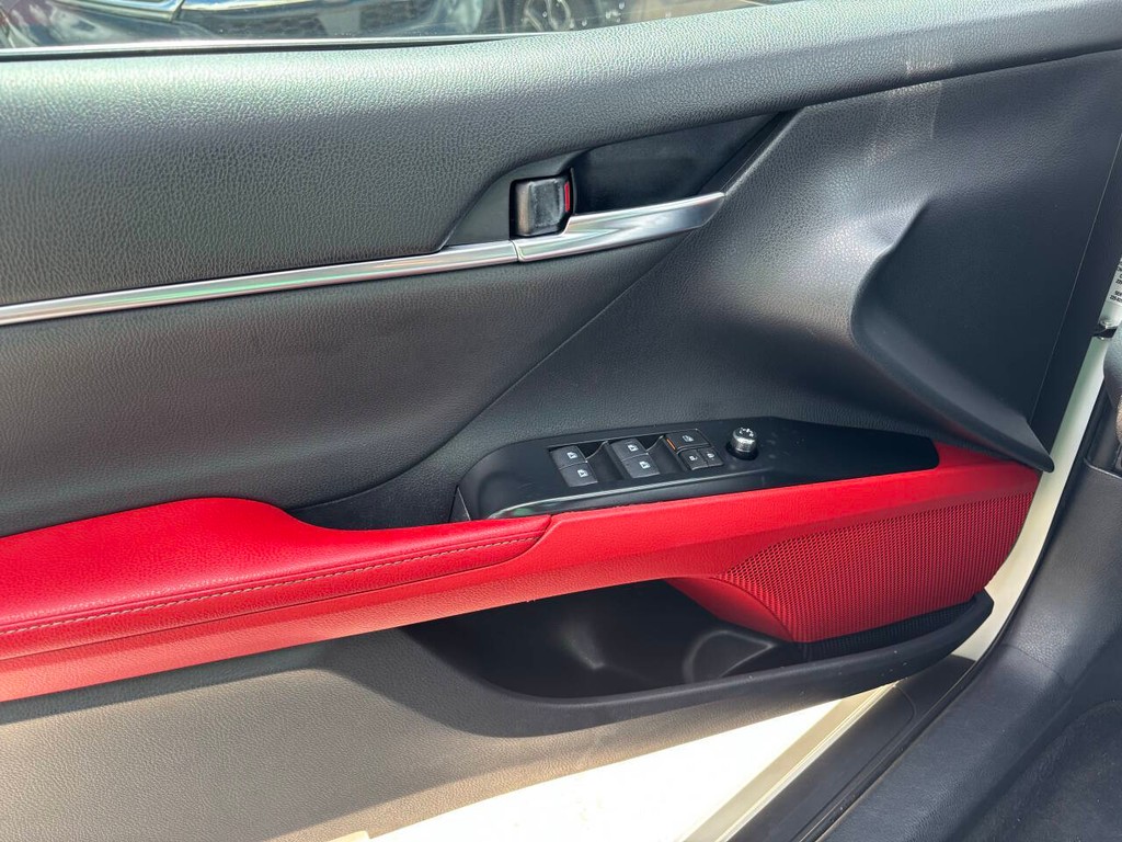 Toyota Camry Vehicle Full-screen Gallery Image 31