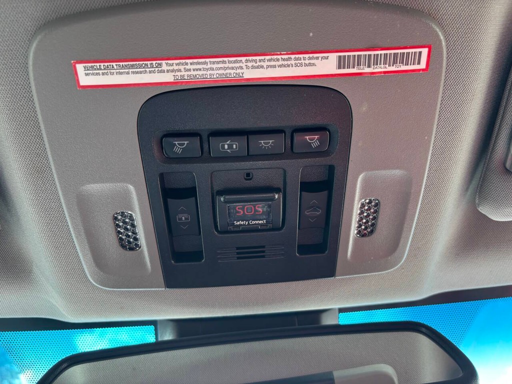 Toyota Camry Vehicle Full-screen Gallery Image 32