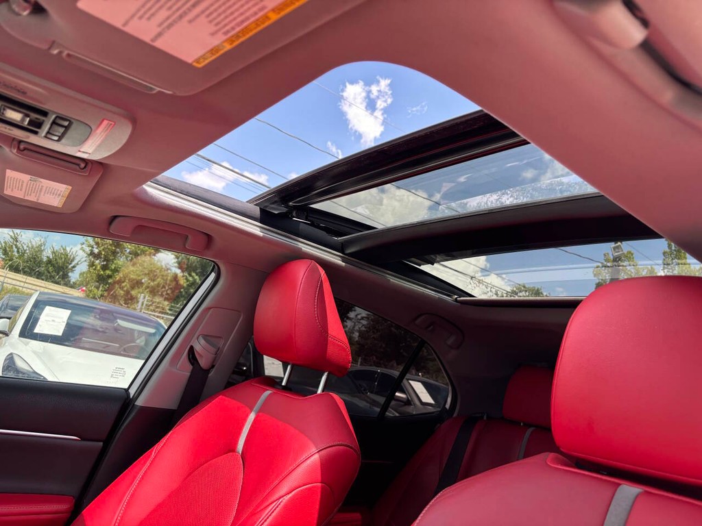 Toyota Camry Vehicle Full-screen Gallery Image 34