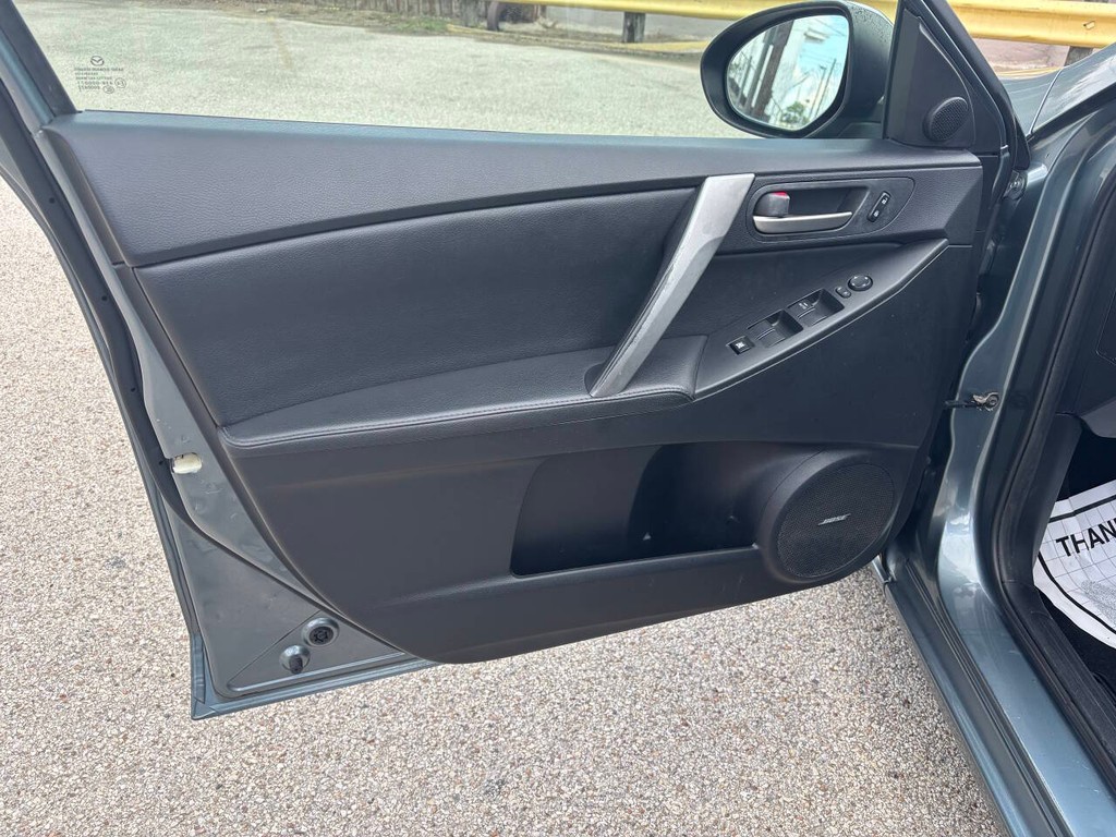 Mazda Mazda3 Vehicle Full-screen Gallery Image 09
