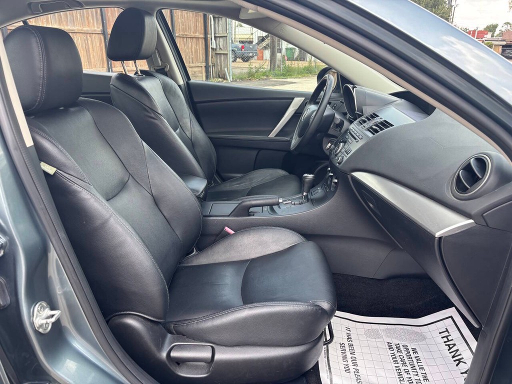 Mazda Mazda3 Vehicle Full-screen Gallery Image 11