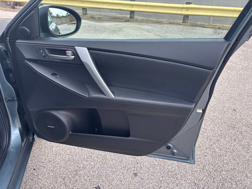 Mazda Mazda3 Vehicle Full-screen Gallery Image 12