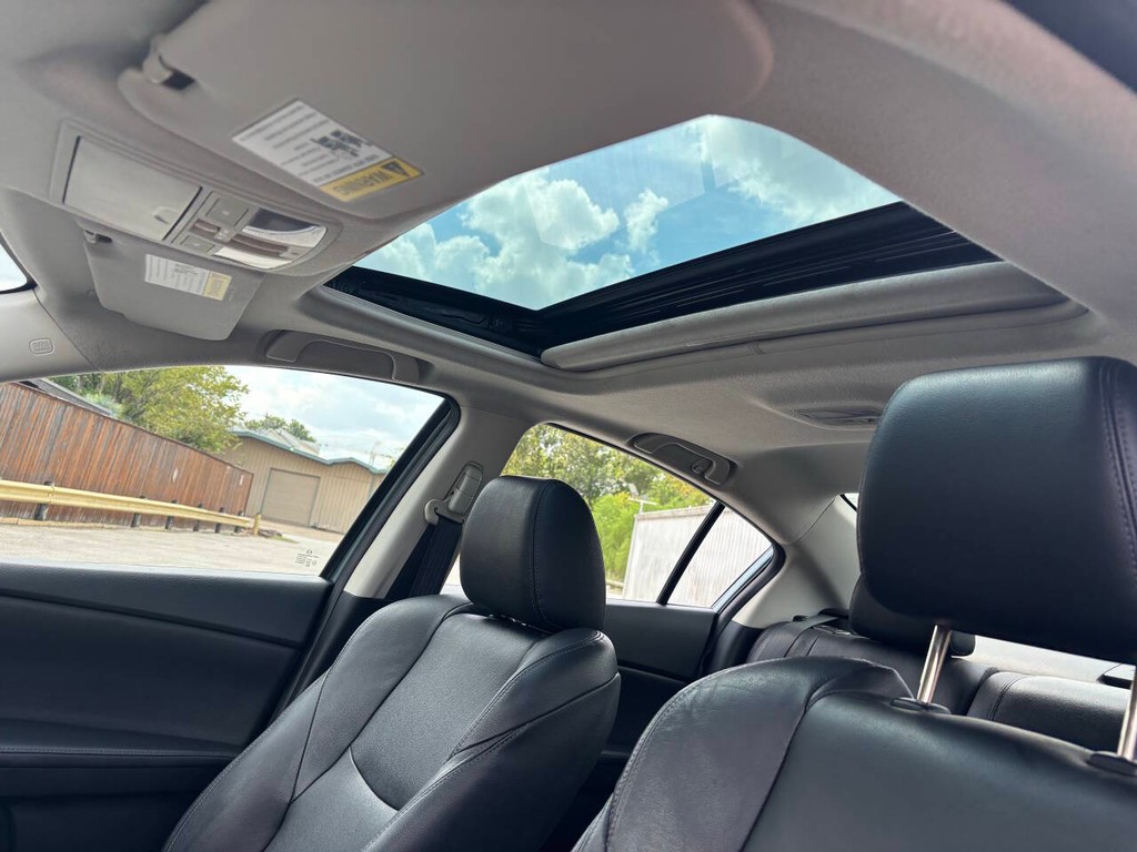 Mazda Mazda3 Vehicle Full-screen Gallery Image 25