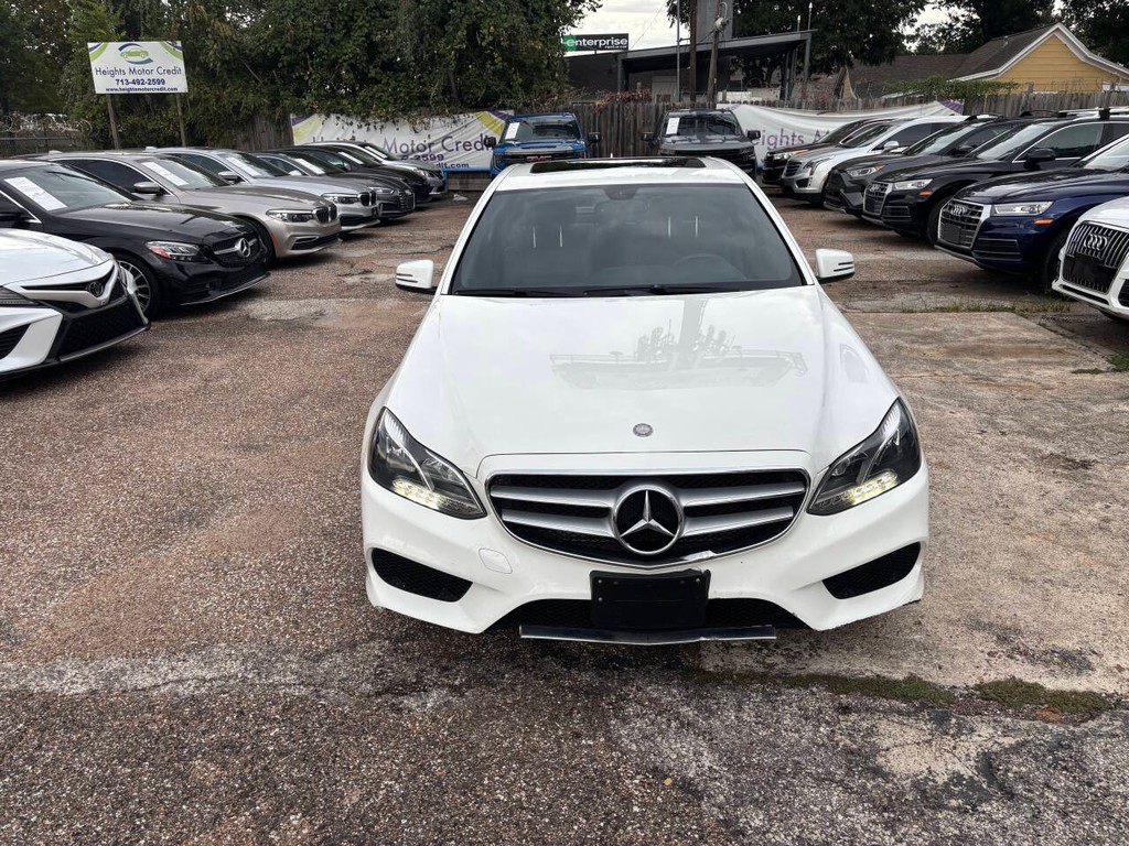 Mercedes-Benz E-Class Vehicle Full-screen Gallery Image 02