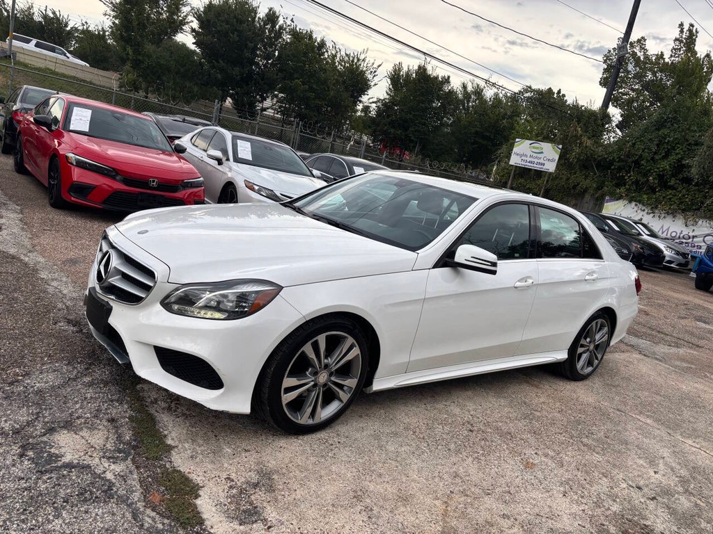 Mercedes-Benz E-Class Vehicle Full-screen Gallery Image 03