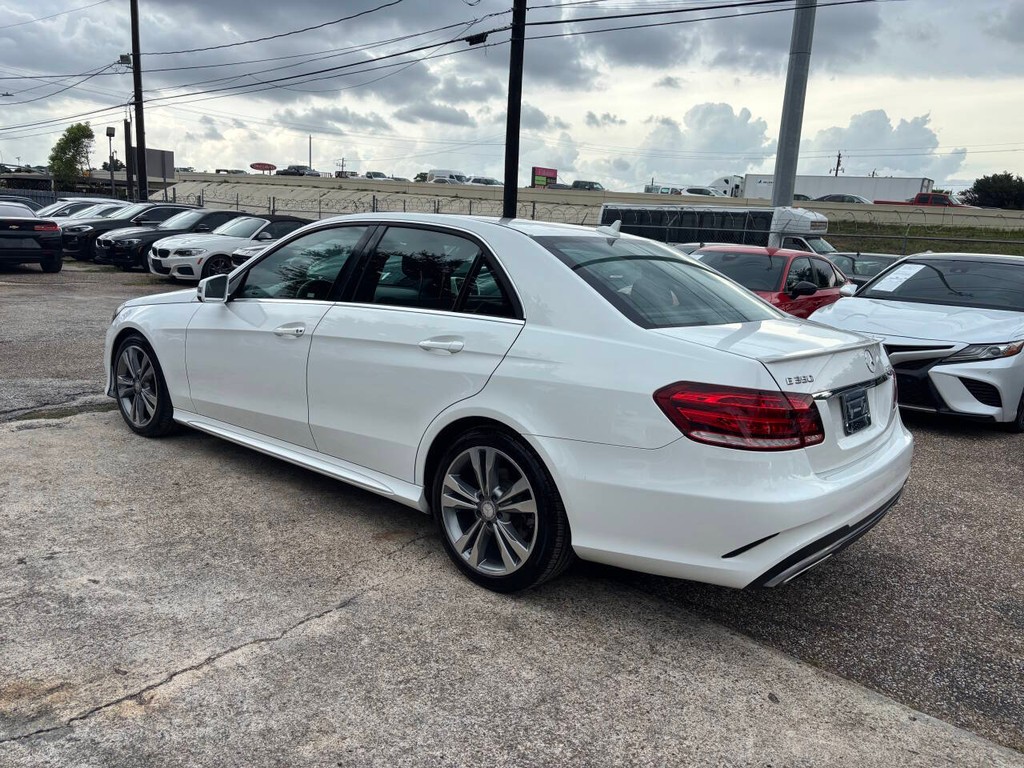 Mercedes-Benz E-Class Vehicle Full-screen Gallery Image 04