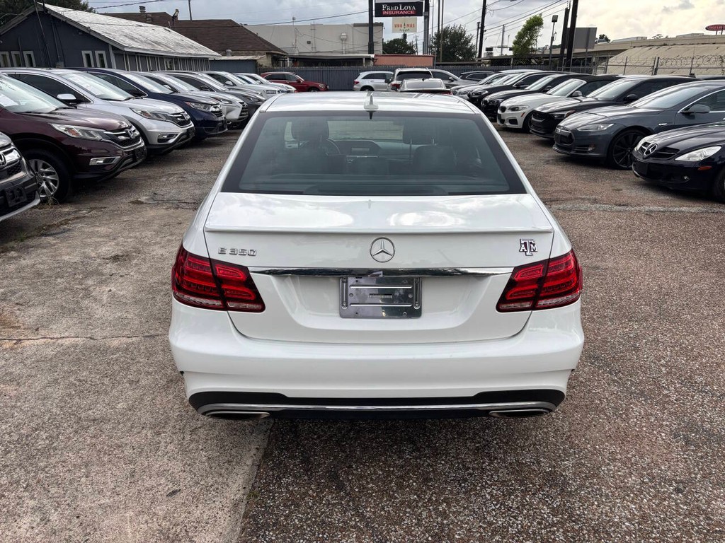 Mercedes-Benz E-Class Vehicle Full-screen Gallery Image 05