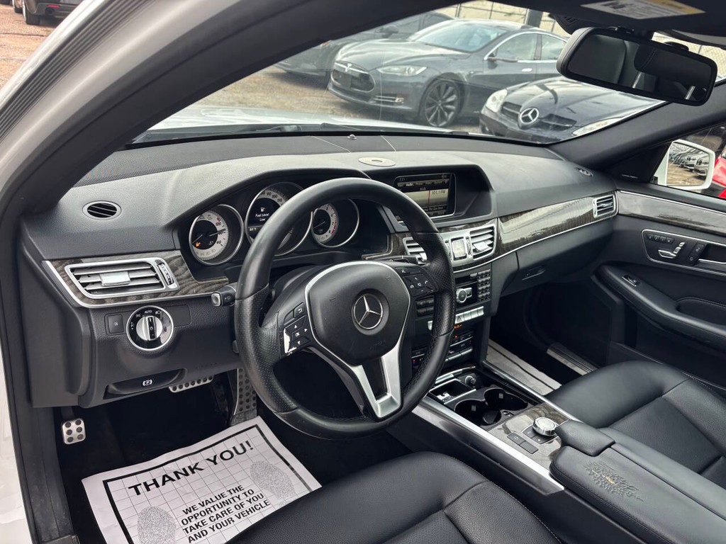Mercedes-Benz E-Class Vehicle Full-screen Gallery Image 07