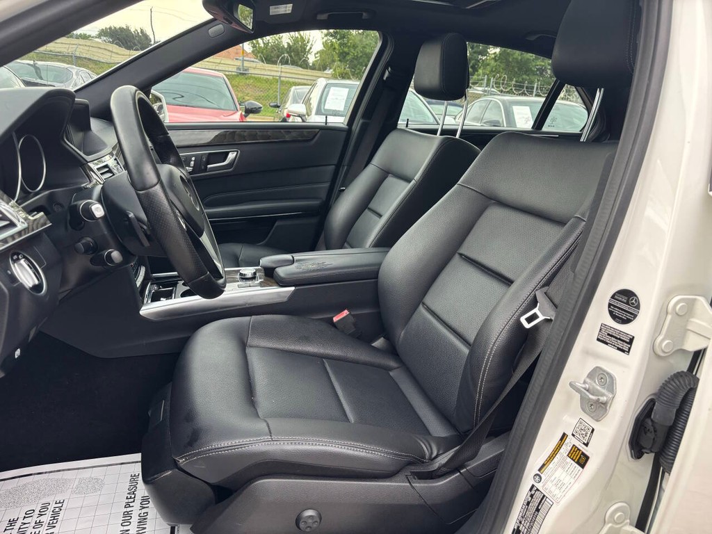 Mercedes-Benz E-Class Vehicle Full-screen Gallery Image 08