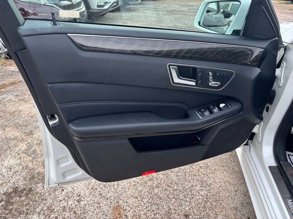 Mercedes-Benz E-Class Vehicle Full-screen Gallery Image 09