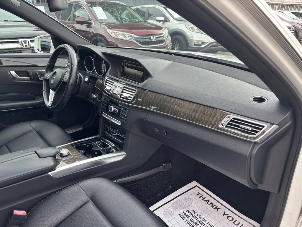 Mercedes-Benz E-Class Vehicle Full-screen Gallery Image 10